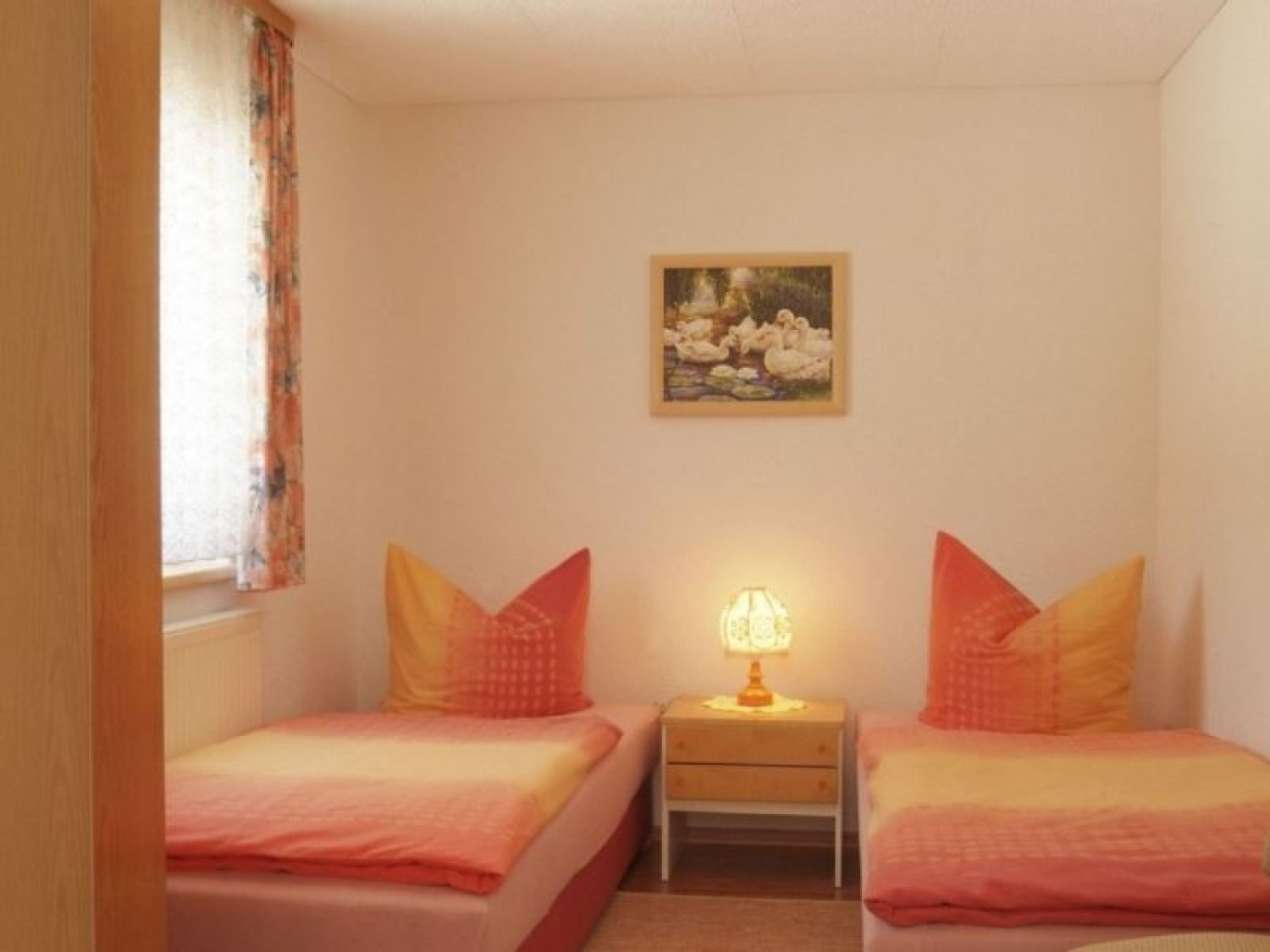 08 schlafzimmer mit zwei betten